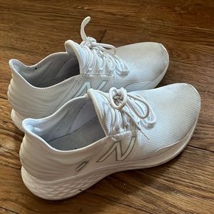 White New Balances Roavs